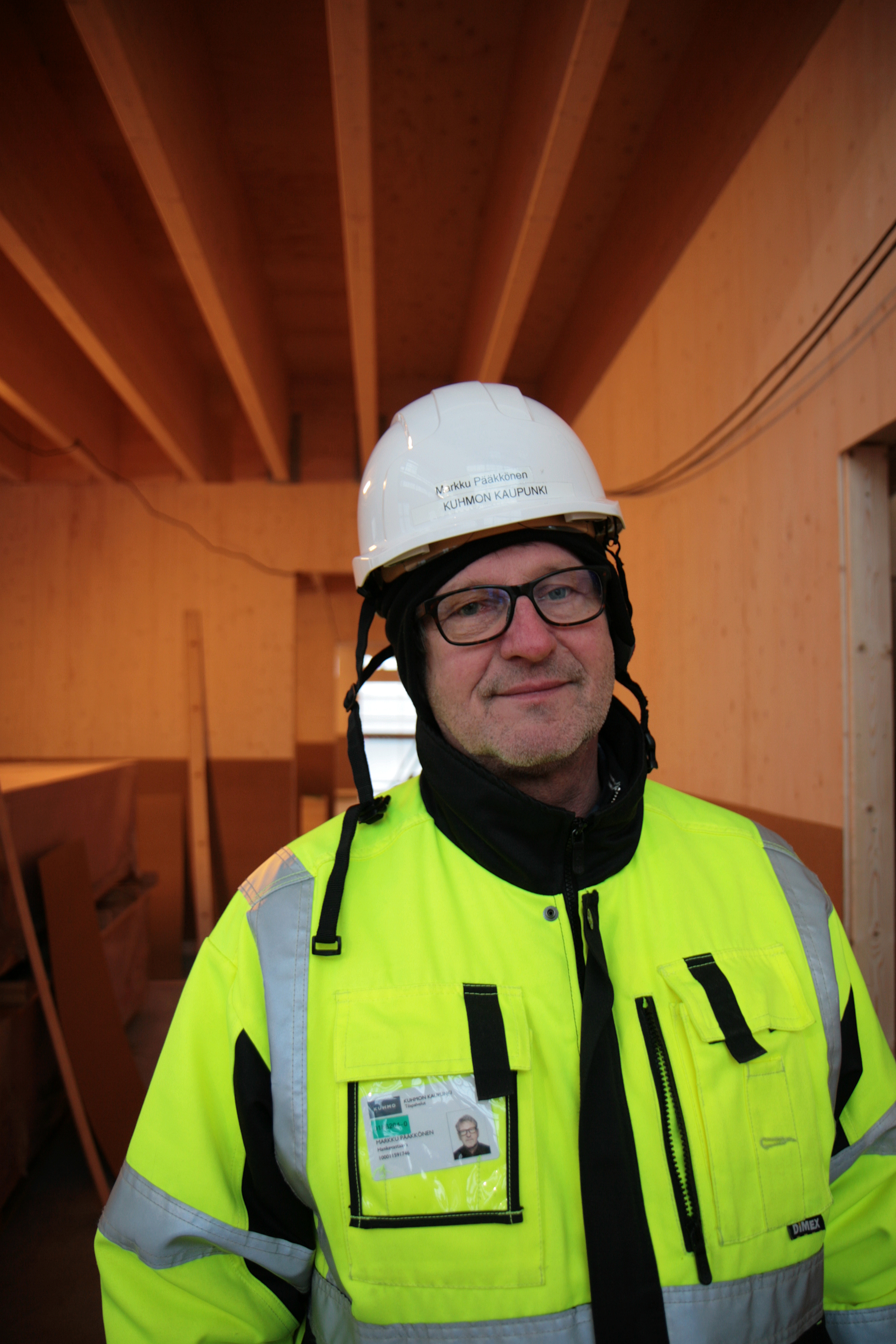 ”Haasteellisinta on nostaa elementit paikalleen teltan sisällä”, Markku Pääkkönen sanoo uuden materiaalin mukanaan tuomista uusista työtavoista. Kuva: Anna Kauppi