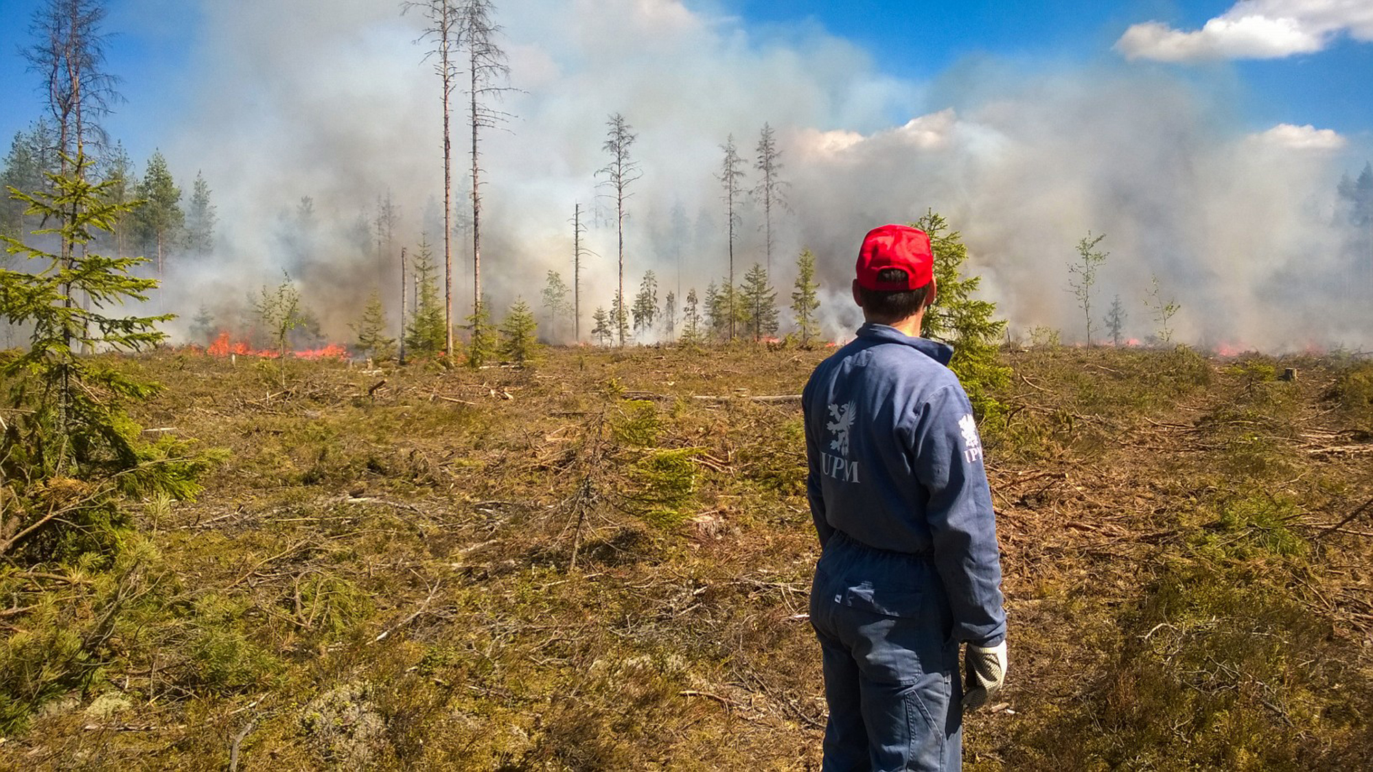Burning ten hectares of forest requires ten to fifteen workers. Photo: Jukka Laulainen