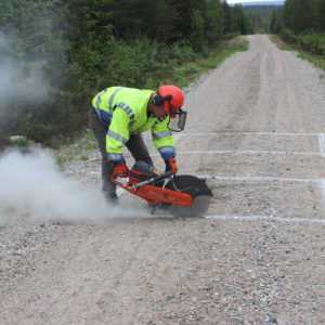 Installing of vehicle counting device under the surface of forestry road in Suomussalmi municipality, Kainuu. Photo: Juho Hiltunen