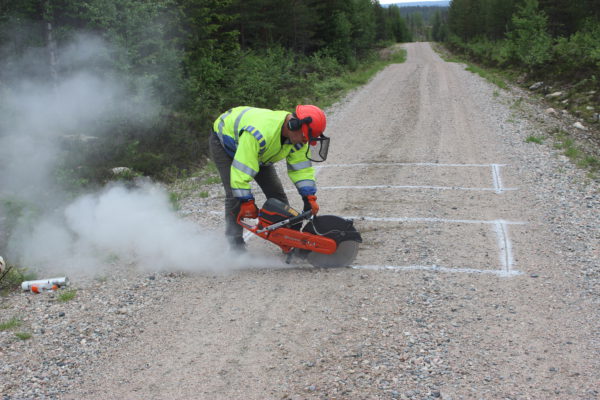 Ajoneuvolaskurin asennus menossa suomussalmelaisen metsätien pinnan alle. Kuva: Juho Hiltunen