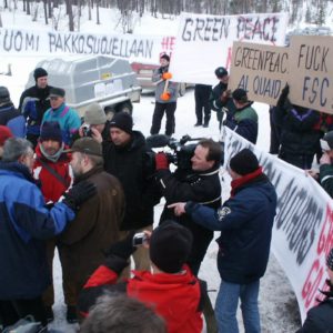 Paikallisten metsätyöntekijöiden Greenpeacen vastainen mielenosoitusleiri AntiTerrorInfoCamp Inarissa keväällä 2005. Kuva: Jyri Makkonen
