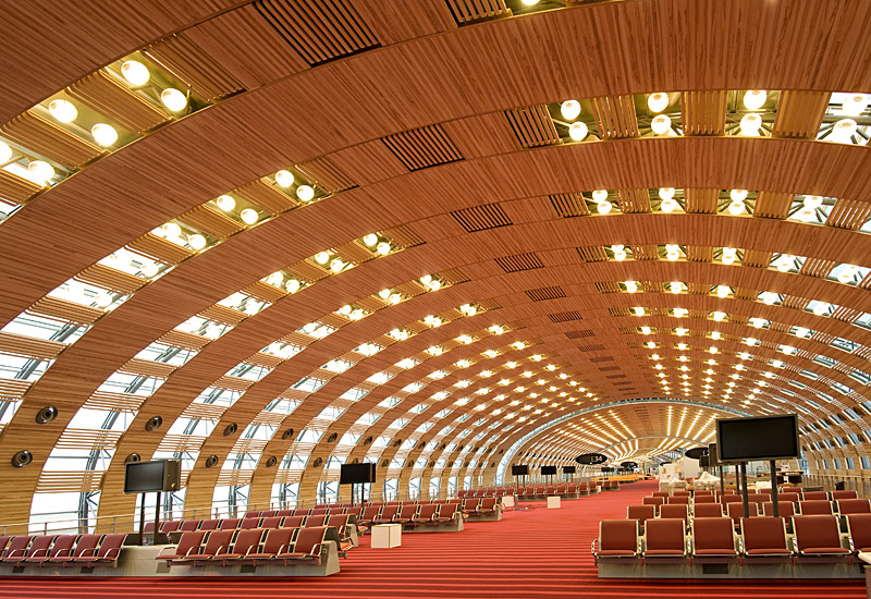 Suomen metsäalalta löytyy myös osaamista rakentaa korkean tason puurakennuksia. Toistaiseksi ne on vain rakennettu muualle kuin Suomeen. Kuvassa on Charles de Gaulle -lentokentän terminaali Ranskassa.