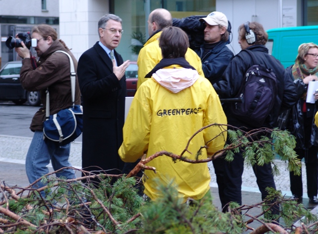 Suurlähettiläs René Nyberg keskustelee Greenpeace-aktivistin kanssa Suomen Saksan-suurlähetystön edessä 16.11.2005. Kuva: Arja Straub