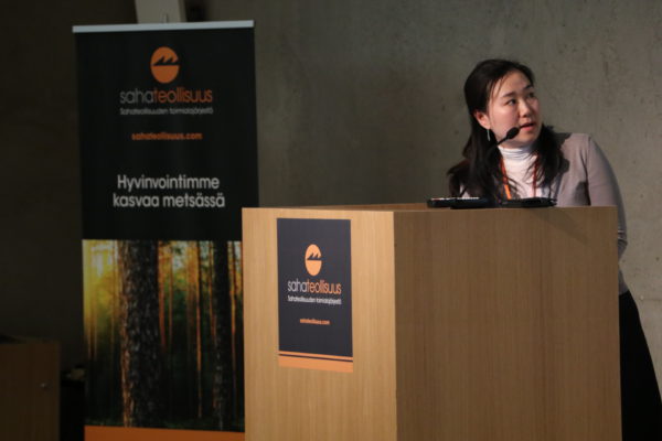 Sahateollisuuden, Finpron ja TEMin Kiinan-vientihankkeen edustaja Gao Ya Sahateollisuuden sidosryhmäpäivässä 12.4.2016. Kuva: Kai Merivuori
