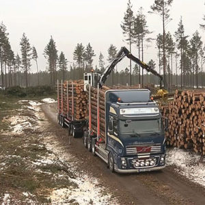 Ruotsissa kokeiltavana ollut 72 tonnin kuorma-auto, jossa veto-osassa on neljä ja takaosassa viisi akselia.