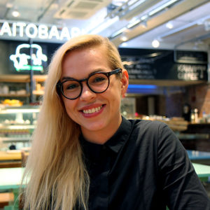 Metsänhoitaja Anastasia Tolmatsova on yksi Metsä puhuu -hankkeen nuorten neuvontaryhmän jäsenistä. Ryhmän toiminnassa on tapaamisesta riippuen mukana 15–30 nuorta eri koulutusasteilta lukiosta yliopistoon. Kuva: Krista Kimmo