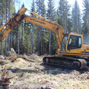 Mätästystä kaivinkoneella. Kuva: Juho Rantala