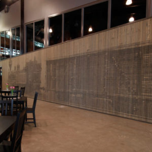 Jukola Industries -yhtiön valmistama kolmiulotteinen puupinnoite Pieksämäen Veturitalleilla. Kuva: Jukola Industries