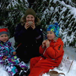 Finding a Christmas tree is important on a winter picnic, but gingerbread and hot chocolate may be even more essential, at least according to Taimi Hamunen, Rauni Korhonen and Lotta Palmio. Photo: Inkeri Palmio