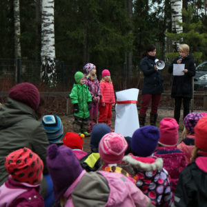 The award for the win in Invent in Forest -competition is about to be unwrapped In Leinelä day care centre. Photo: Krista Kimmo