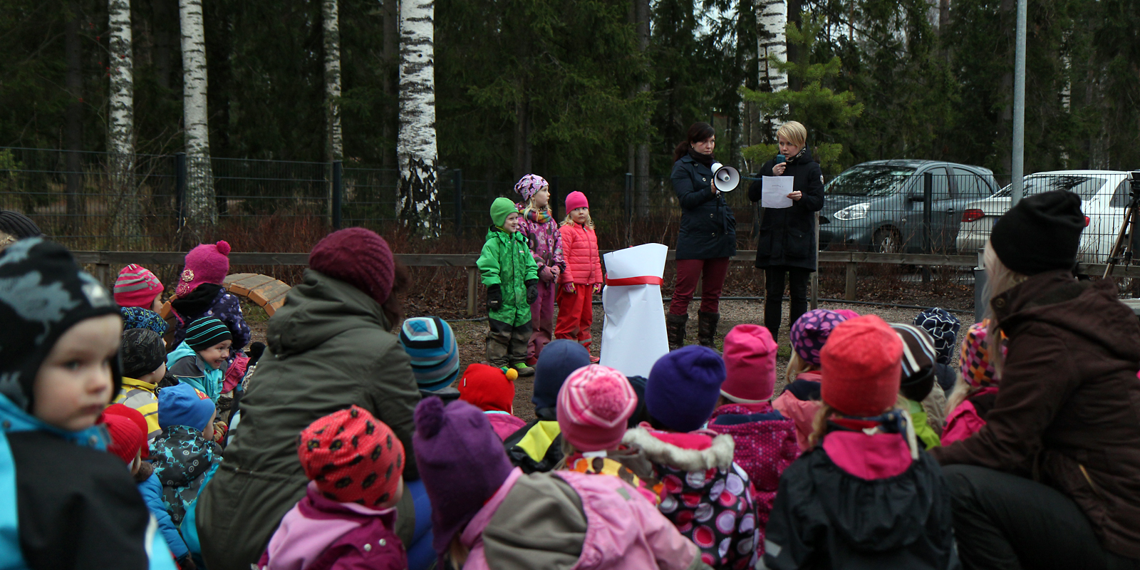 The award for the win in Invent in Forest -competition is about to be unwrapped In Leinelä day care centre. Photo: Krista Kimmo