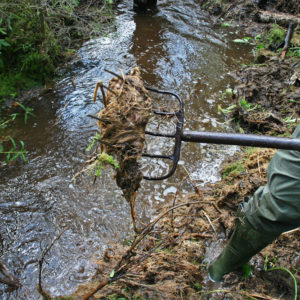 It takes two weeks and two workers to reconstruct the one-kilometre Rastipuro brook. Photo: Anna Kauppi