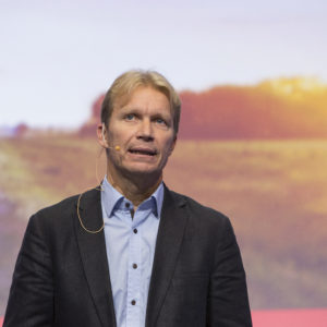 St1:n Mika Anttosen mukaan ilmastokatastrofista ei selvitä sähköautoilla vaan metsittämisellä. Kuva: Erkki Oksanen