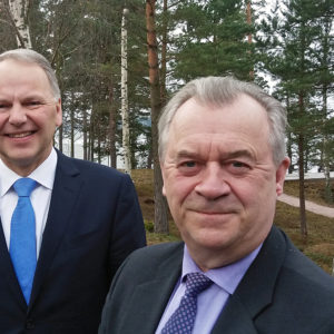 Ministerit Jari Leppä (vas.) ja Sven-Erik Bucht sanoivat, että Ruotsin satavuotismetsälahja Suomelle sai tutkijapiireissä hyvän vastaanoton. Kuva: Hannes Mäntyranta