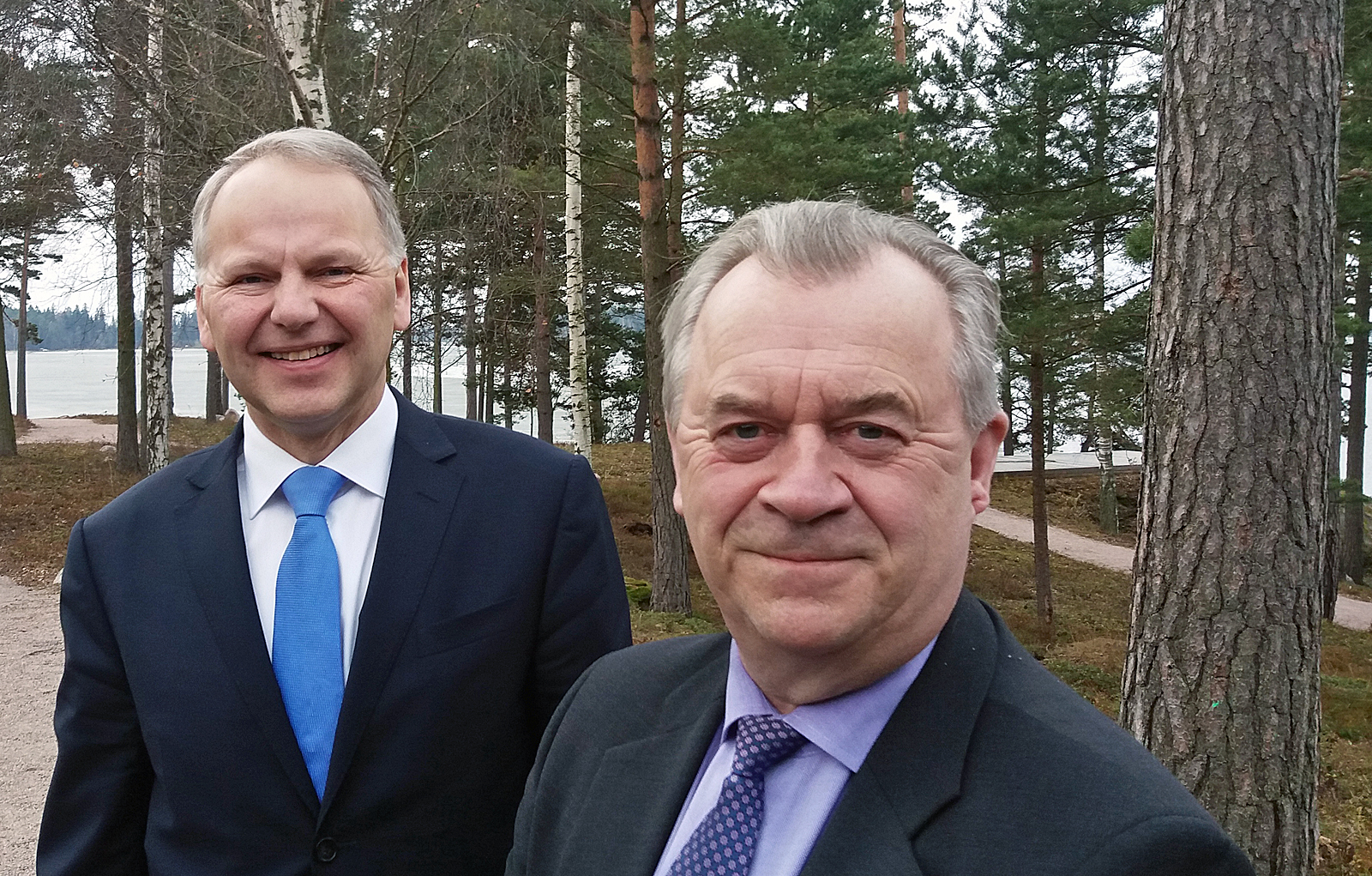 Ministerit Jari Leppä (vas.) ja Sven-Erik Bucht sanoivat, että Ruotsin satavuotismetsälahja Suomelle sai tutkijapiireissä hyvän vastaanoton. Kuva: Hannes Mäntyranta