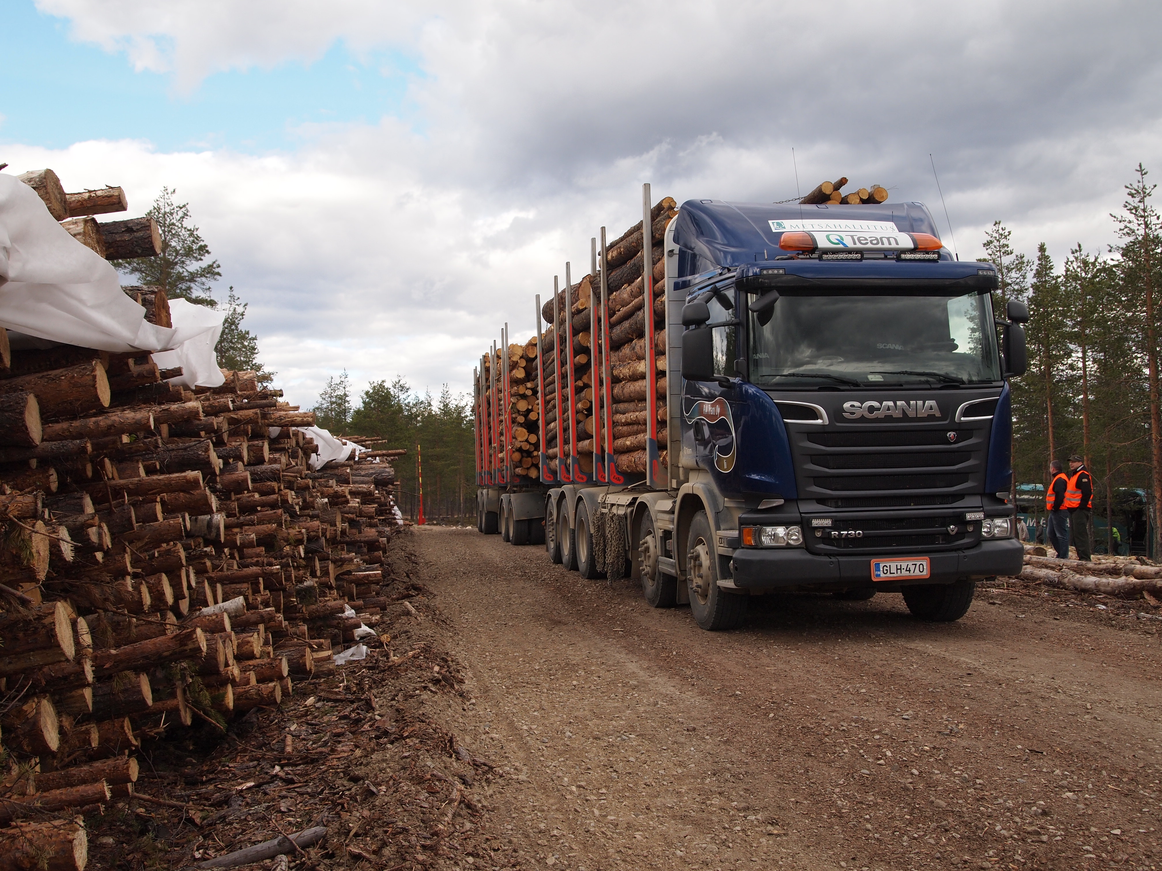 Metsähallitukselle ajava 76-tonninen puutavara-auto. Kuva: Hannes Mäntyranta