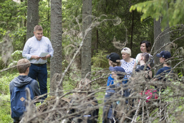 Petri Kortejärvi Metsävisan 2018 rastilla kertomassa juurikäävästä. Kuva: Vilma Issakainen