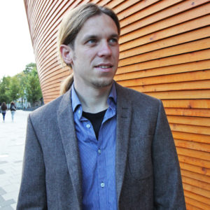 Itävaltalainen Gerhard Fink kertoo olevansa avoin suomalaisasiantuntijoiden ja teollisuuden ajatuksille. Kuva: Anna Kauppi