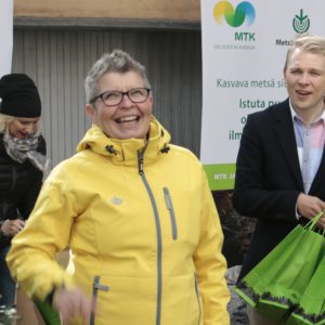 MTK:n tilaisuus 4.9.2017, taimien jakoa Pörssisalin edustalla. Kuvassa Tuija Rantalainen ja Juho Kotilainen, taka-alalla Minna Keränen. Kuva: Anne Rauhamäki