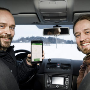 Metsään Tie -mobiilisovelluksen kehittäjät Jussi-Pekka Martikainen ja Antti Mattila RoadsML-yhtiöstä. Kuva: Seppo Samuli