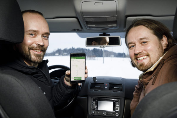 Metsään Tie -mobiilisovelluksen kehittäjät Jussi-Pekka Martikainen ja Antti Mattila RoadsML-yhtiöstä. Kuva: Seppo Samuli