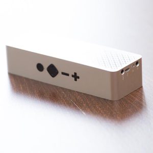 Puukomposiitista tehty Bluetooth-kaiutin. Kuva: Saku Ruusila