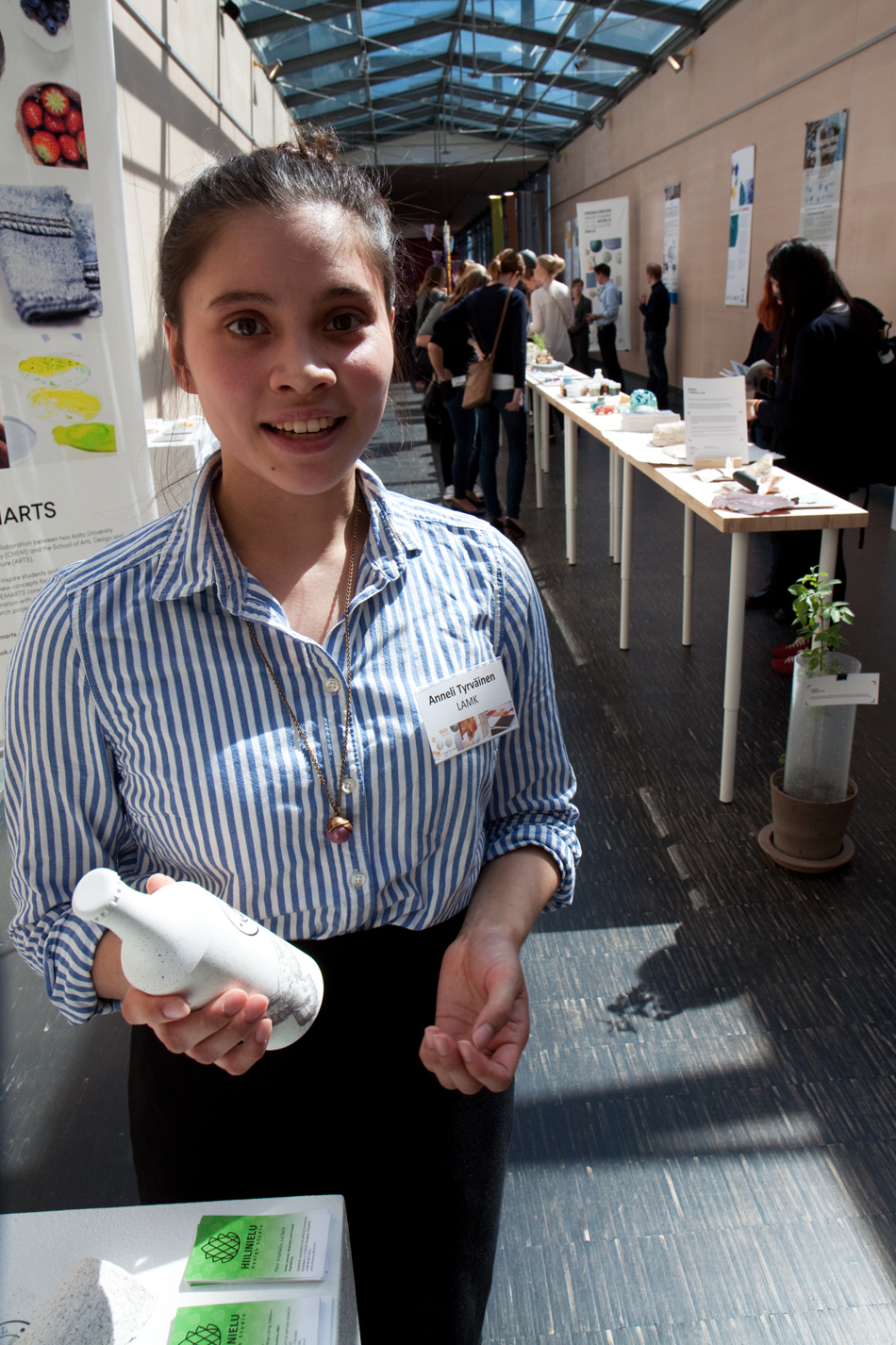 Lahden ammattikorkeakoulun pakkaus- ja brändimuotoilun opiskelija Anneli Tyrväinen esitteli tulevaisuuden olutpulloa Designing Cellulose for the Future II -näyttelyssä. Kuva: Anna Kauppi