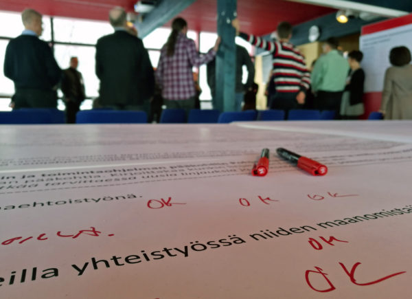 A positive spirit prevailed during Metsähallitus' natural resource planning in Oulu. Stakeholders are able to comment on guidelines included in the plan, down to the precise wording. Photo: Anna Kauppi
