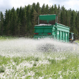 Soilfood-maanparannusaineen levitystä.