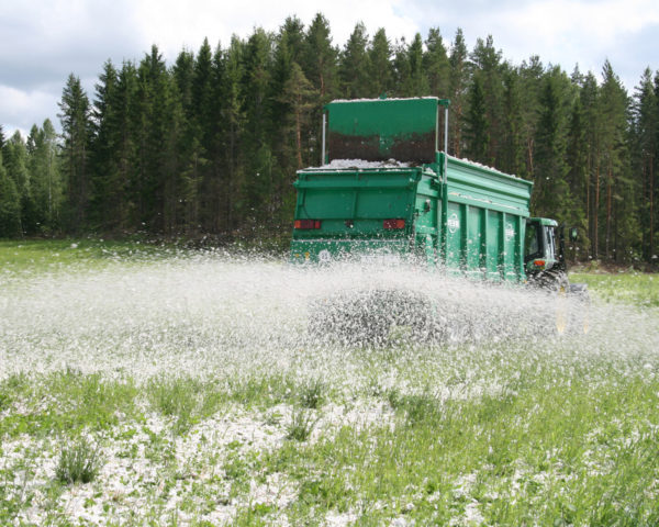 Soilfood-maanparannusaineen levitystä.