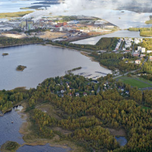 Stora Enson Veitsiluodon tehtaat Kemissä kuvattuna Paavonkarin suunnasta. Kuva: Taisto Saari