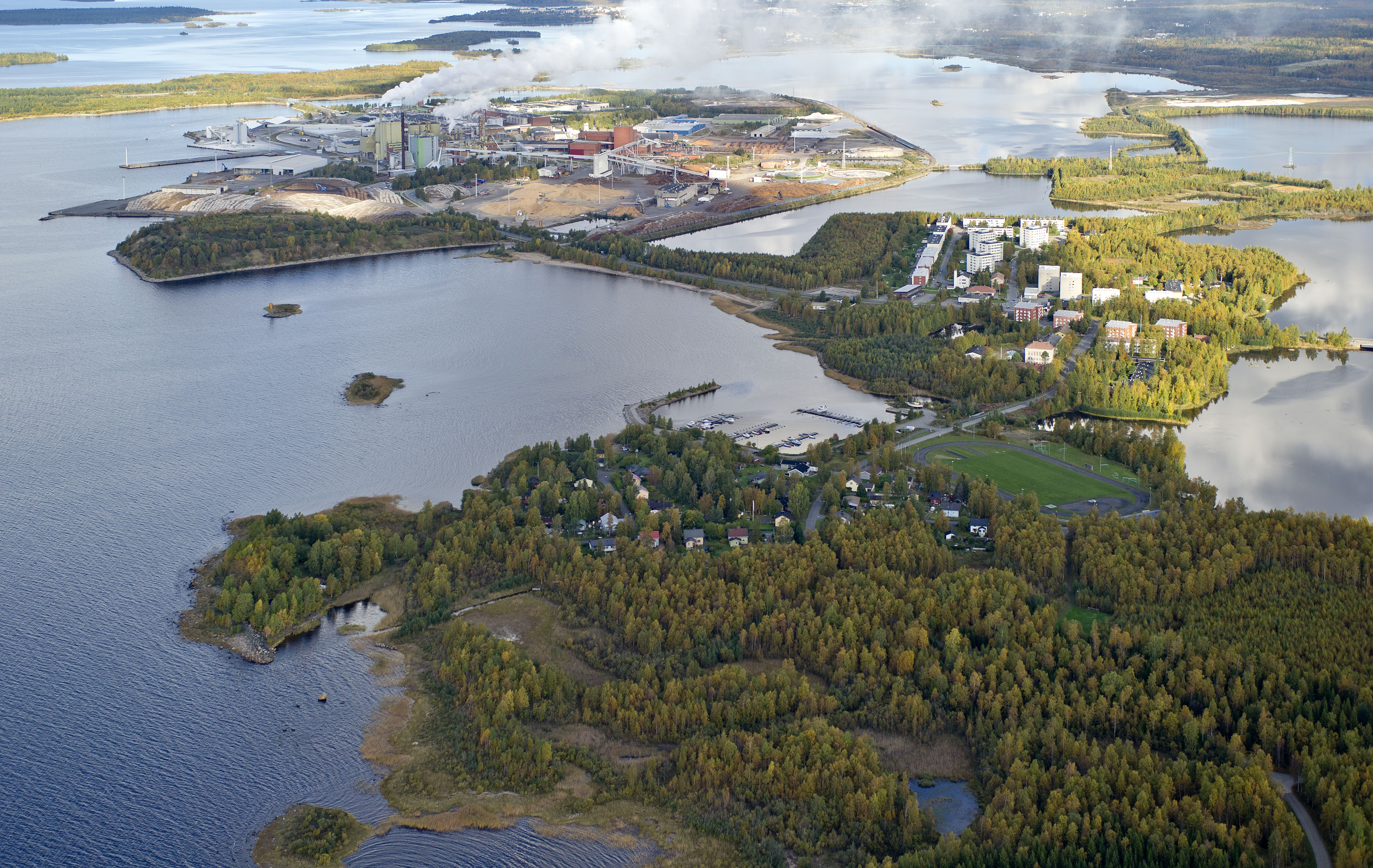 Stora Enson Veitsiluodon tehtaat Kemissä kuvattuna Paavonkarin suunnasta. Kuva: Taisto Saari
