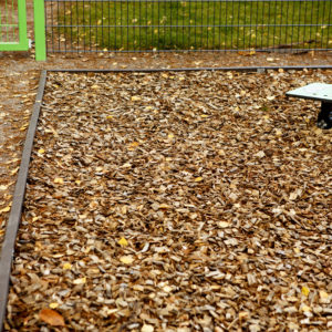 Turvakate on vähintään 20 sentin kerros lehtipuuhaketta leikkialueen pinnalla. Se riittää vaimentamaan kahden metrin korkeudelta sattuvat putoamiset. 2-3 metrin korkeudelta putoaminen edellyttää 40 sentin kerrosta. Kuva: Kekkilä