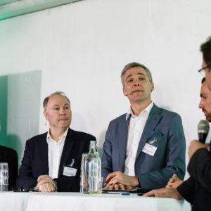 Suomen Metsäsäätiön toiminnanjohtaja Liisa Mäkijärven (vas.) mukaan uusia metsäbiotalouden innovaatiota on runsaasti matkalla tutkimuspöydiltä tuotantoon. "Uusi puu -kilpailu on tarpeellinen, jotta tieto niistä leviää, sanoo Mäkijärvi. Kilpailun avausseminaarin paneelissa esiintyivät Risto Huhta-Koivisto Business Finlandista, kansanedustaja Anders Adlercreutz ja Ernesto Hartikainen Sitrasta. Kuva: Uusi puu