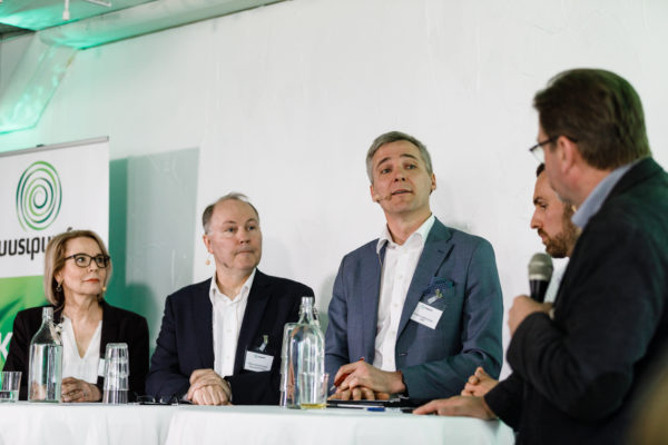 Suomen Metsäsäätiön toiminnanjohtaja Liisa Mäkijärven (vas.) mukaan uusia metsäbiotalouden innovaatiota on runsaasti matkalla tutkimuspöydiltä tuotantoon. "Uusi puu -kilpailu on tarpeellinen, jotta tieto niistä leviää, sanoo Mäkijärvi. Kilpailun avausseminaarin paneelissa esiintyivät Risto Huhta-Koivisto Business Finlandista, kansanedustaja Anders Adlercreutz ja Ernesto Hartikainen Sitrasta. Kuva: Uusi puu