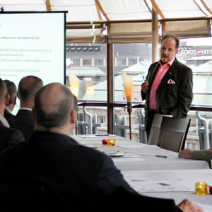 Ilari Pirttilä metsäalan Johtamisakatemian tiedotustilaisuudessa 16.4.2015. Kuva: Laura Kammonen