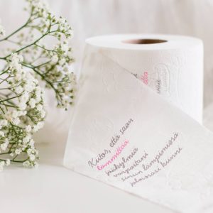 Rakkausrunoteeman mukaan kuvitettua WC-paperia kesältä 2017. Kuva: Metsä Tissue