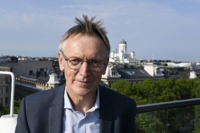 ”Metsäkeskustelua tulee katsoa erityisesti siinä kontekstissa, miten linkittää biotalousratkaisut osaksi kiertotaloutta", Janez Potočnik sanoi yhteistyösopimuksen allekirjoitustilaisuudessa Helsingissä. Kuva: Martti Kainulainen / Lehtikuva