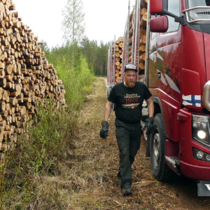 'It is very important to be aware of the local conditions. Then you'll know the appropriate time to operate on each road, and can fetch the timber safely,' explains Teemu Koistinen, who drives a timber lorry in the Upper Savo sub-region. Photo: Päivi Mäki