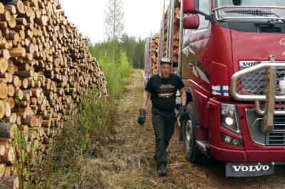 "Paikkatuntemus on tärkeää, jotta tietää, milloin millekin tielle voi mennä puita hakemaan”, kertoo puutavara-autoa Ylä-Savossa kuljettava Teemu Koistinen. Kuva: Päivi Mäki