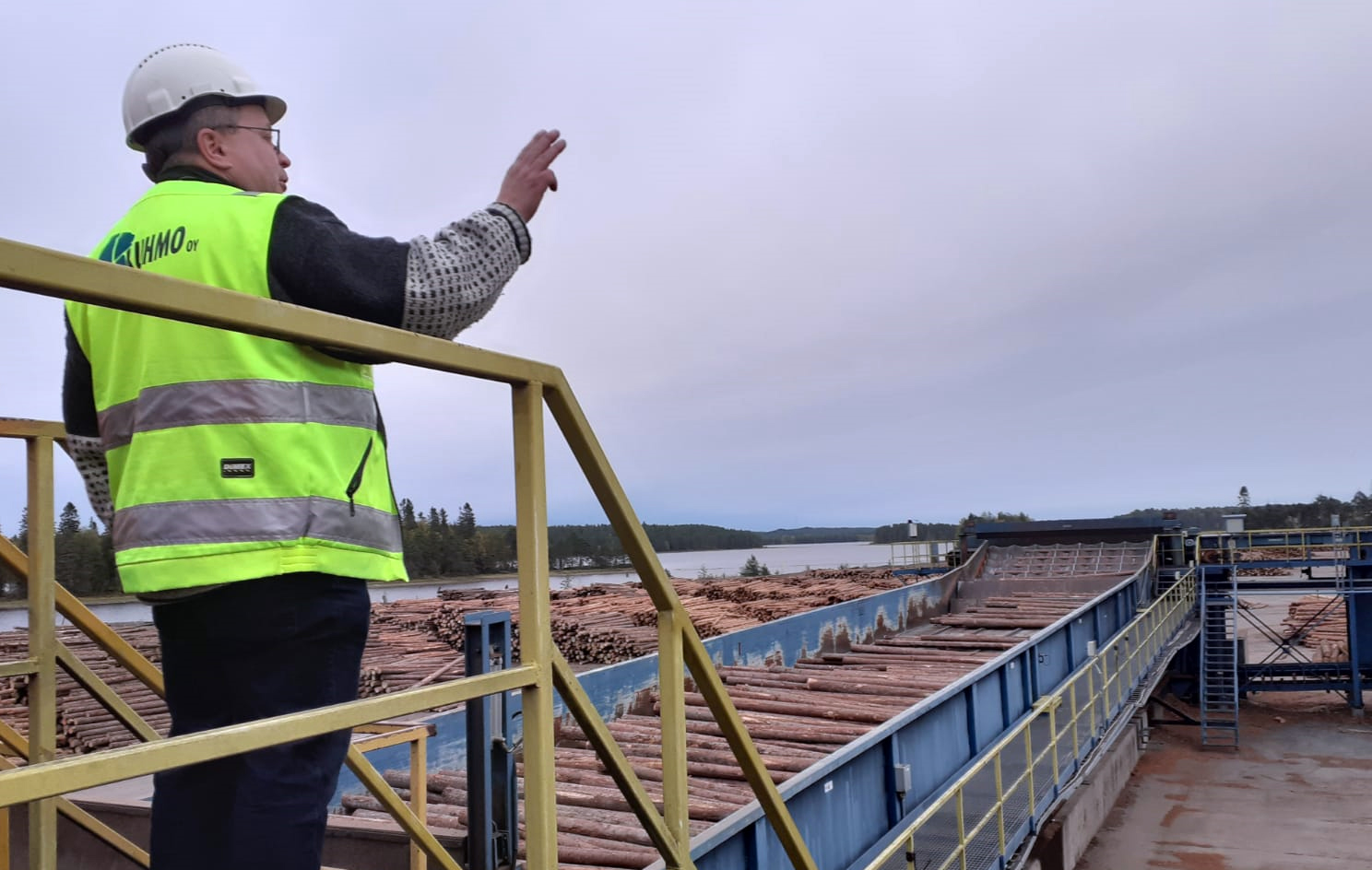 Tommi Ruhan johtama Kuhmon saha ostaa vuodessa lähes miljoona kuutiota puuta. Kuva: Hannes Mäntyranta