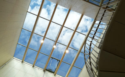 Puukoulu saa valoa suurten kattoikkunoiden kautta. Kuva: Anna Kauppi