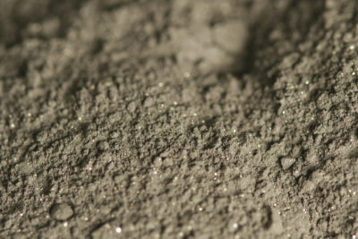 Vaahdotuksella saatua kuparirikastetta laboratoriossa. Kuva: Nina Pulkkis/Aalto-yliopisto