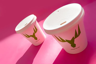 Juomamukeihin sopivat uudet kartonkikannet korvaavat muovia. Kuva: Metsä Board