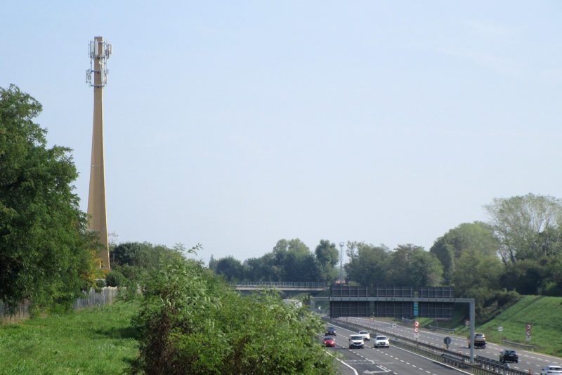 Puurakenteinen masto lähellä Milanoa. Kuva: Ecotelligent