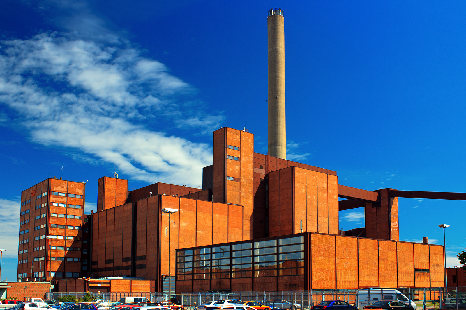 Salmisaaren voimalaitoksessa Helsingissä on lisätty uusiutuvaa energiaa polttamalla puupellettejä kivihiilen joukossa. Kuva: Shutterstock