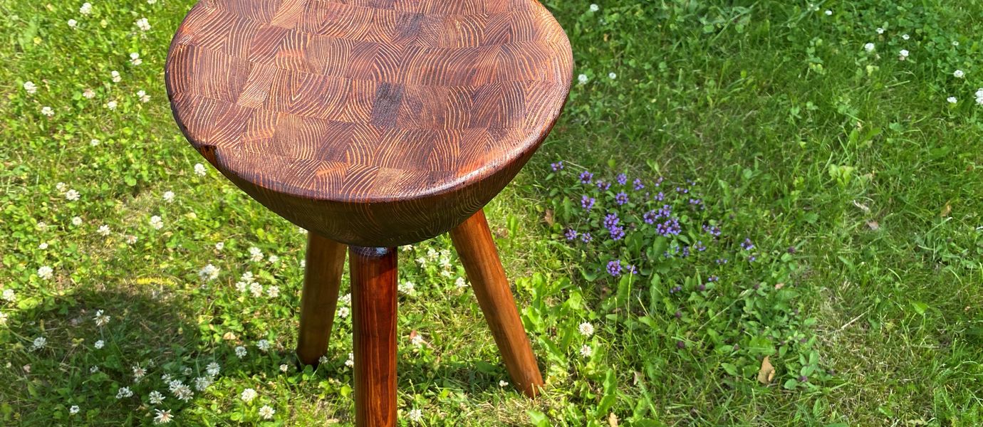 Tuoli on käsitelty ligniinipohjaisella puunsuojalla. Kuva: Fotoni Film & Communications