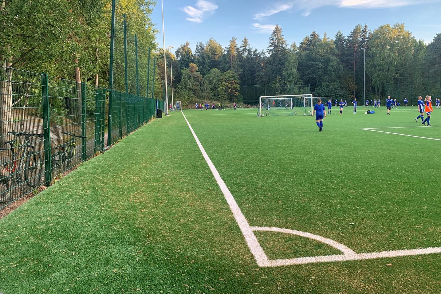 Puu korvasi kumirouheen jalkapallokentällä pelaajilta suora palaute