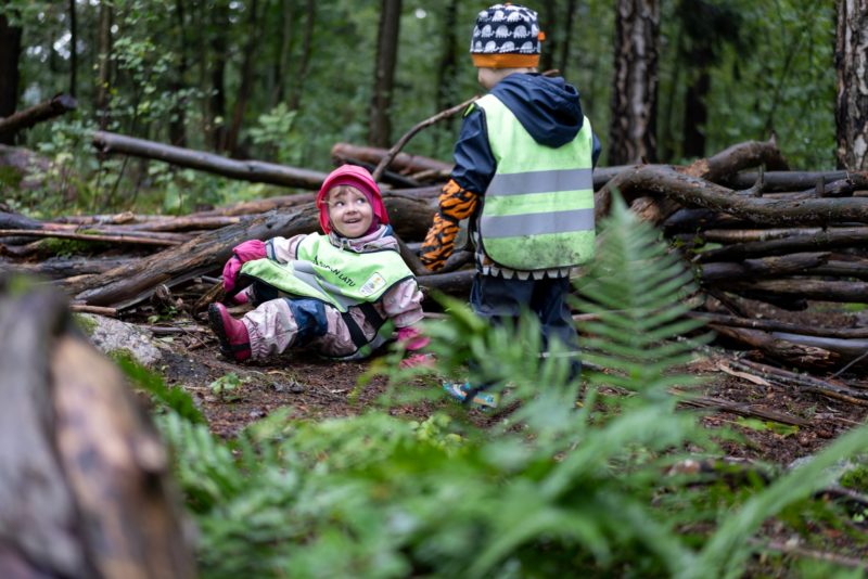 Children in forest. Photo: Sampsa Sulonen, Suomen Latu
