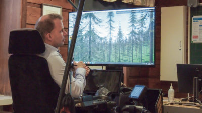 Lehtori Janne Ruokonen esittelee metsäkonesimulaattioria